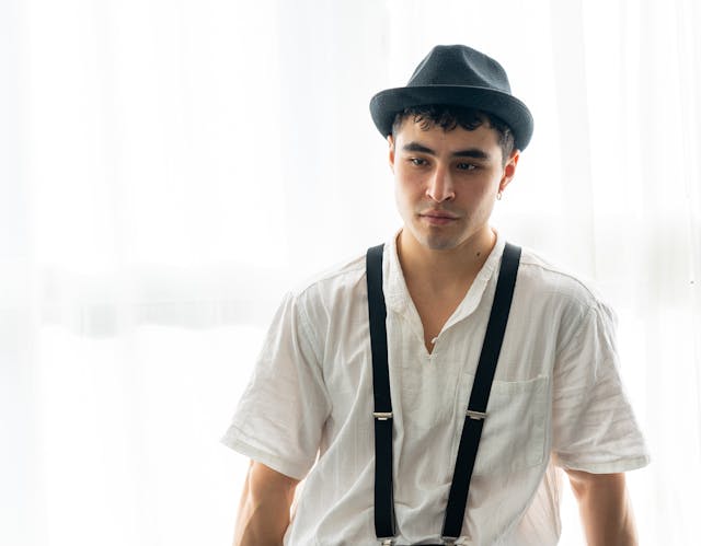 Comment les bretelles homme à motifs transforment une tenue classique