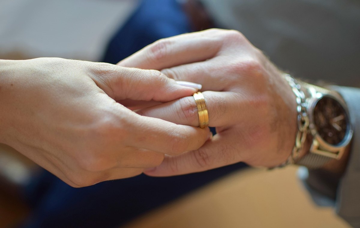 Largeur de bague homme : le confort au doigt au travail