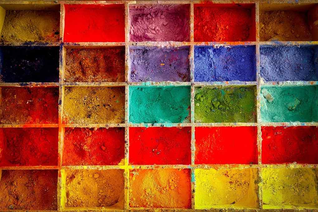 Palette de peinture avec des couleurs variées taches et mélanges dans des cases carrées Palette de peinture avec des couleurs variées taches et mélanges dans des cases carrées