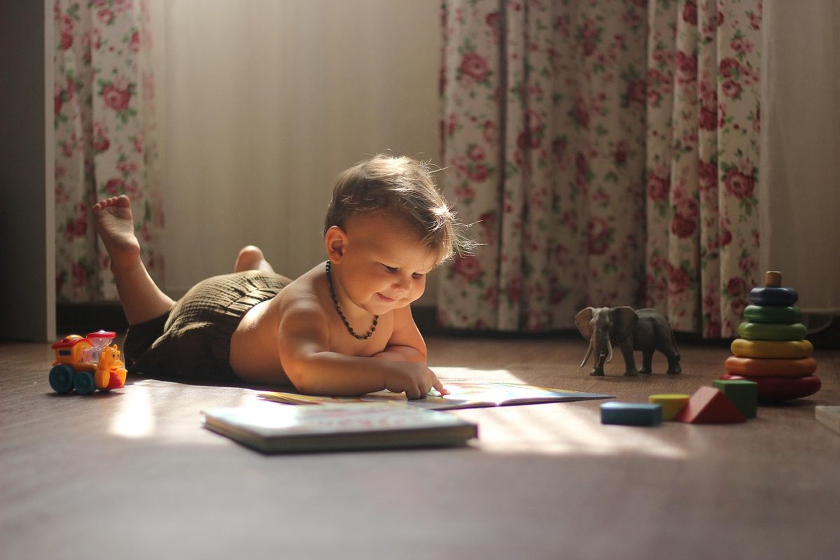 Pourquoi un enfant de 18 mois jette tout : réagir sans se fâcher